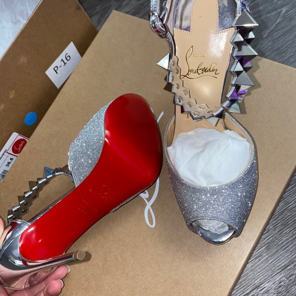 Christian Louboutin - Picture 7 of 9